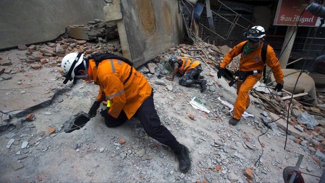 Gempa berkekuatan 7,4 skala richter yang mengguncang Nepal pada Selasa (12/5) menyebabkan setidaknya 37 orang tewas, dan sebanyak 1.066 orang terluka.
