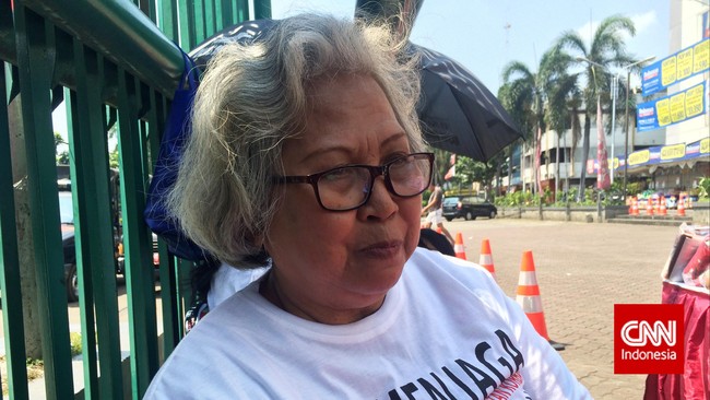 Mal Citra Klender jadi tempat paling dihindari Maria Sanu (67). Sudah 17 tahun, memori kerusuhan di mal yang telah melenyapkan sang anak tak pernah hilang.