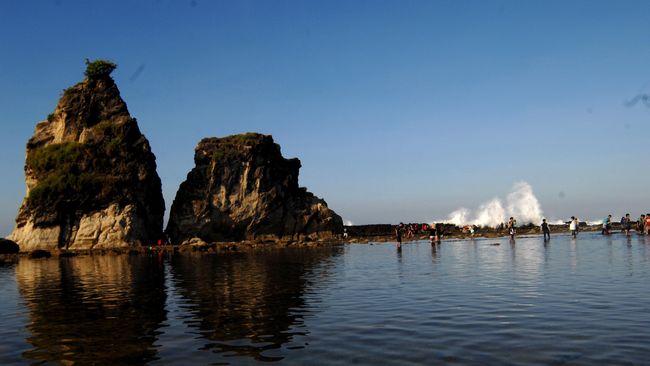 Cuaca buruk, hujan disertai angin dan karakter pantai yang berkarang, berbahaya bagi wisatawan yang ingin berenang di kawasan itu.