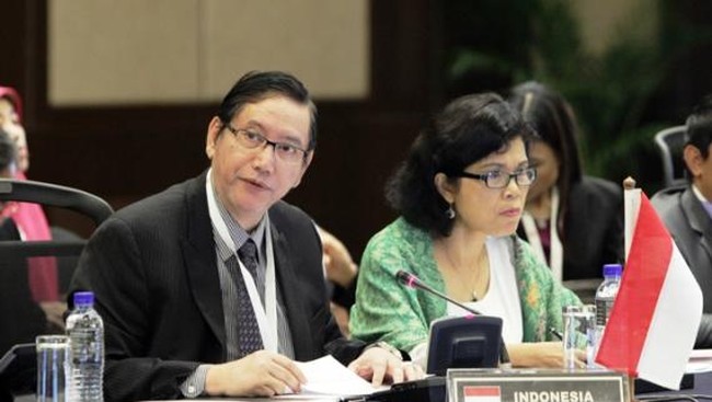 Singapura yang berencana menerapkan kebijakan kemasan polos seperti Australia diminta menunggu keputusan sengkata WTO antara Indonesia dan Australia.