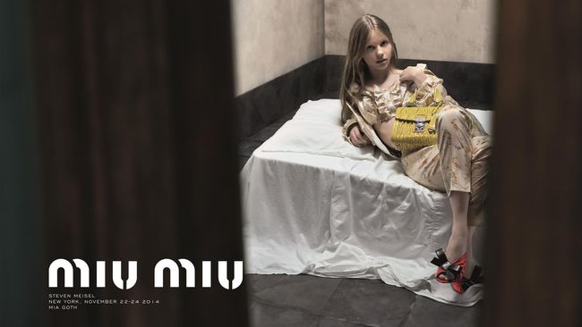 Iklan itu menampilkan model dan aktris Inggris 22 tahun Mia Goth bersandar di tempat tidur yang ditutupi dengan seprai putih kusut.