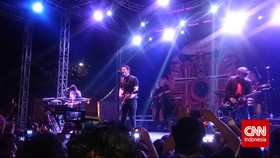 Tampil Lesu, Owl City Tetap Puaskan Penggemar di Jakarta