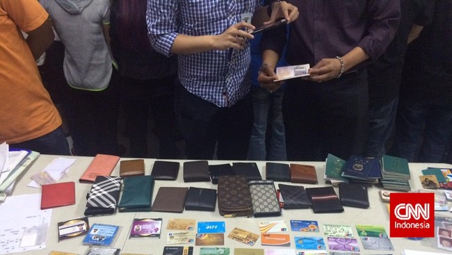 Terdapat dua modus penipuan kartu kredit yang dijalankan 30 warga Tiongkok dan Taiwan dari sebuah rumah toko di Jakarta. Tiongkok