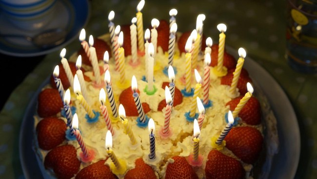 Api yang melalap sebuah bar di Rouen, Normandia, Perancis, dan menewaskan 13 orang di dalamnya ternyata berasal dari lilin kue ulang tahun dan kembang api.