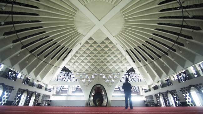 MUI Sumatera Barat tak setuju dengan kebijakan pemerintah pusat untuk menutup masjid selama masa PPKM Mikro. Menurut MUI Sumbar, aturan tersebut janggal.