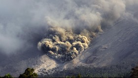 Gunung Karangetang Luncurkan Awan Panas, 17 Warga Dievakuasi