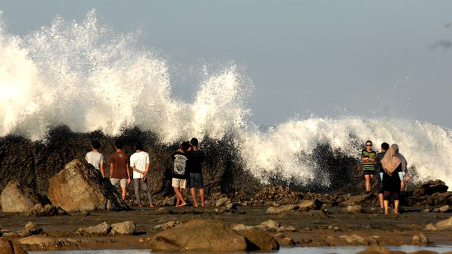 Objek wisata alam di Banten yang jadi fokus pengamanan lebaran sebagian besar berupa pantai, seperti Pantai Pasir Putih Sawarna, Karang Songsong, dan Bagedur.