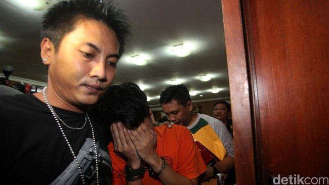 Germo prostitusi online Robbie Abbas mengaku mengawali kariernya sebagai penata rias artis berpenghasilan Rp 700 ribu. Kini koceknya tebal.