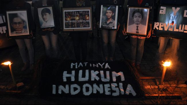 17 Tahun Berlalu, Pemerintah Didesak Selesaikan Kasus Mei 98 Sekretaris Umum IKOHI Zainal Muttaqin mengatakan pemerintah Jokowi baru mendorong pembentukan tim 98 dikomandoi Menkopolhukam, Jaksa Agung dan Komnas HAM.