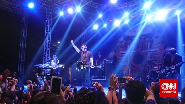 Owl City kembali manggung di Jakarta, Senin (11/5) malam. Penampilannya terkesan ala kadarnya, namun tak menyurutkan semangat penonton.