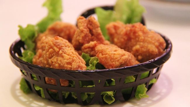 Setelah mengirim sushi dan bacon sandwich kini giliran ayam goreng renyah yang dikirim keluar angkasa dengan proyek Stratollite system.