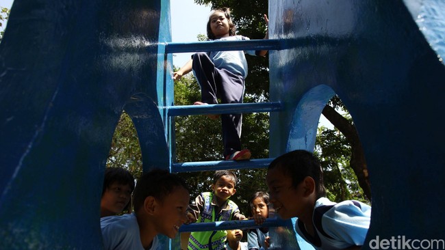 Gubernur DKI membeberkan niatannya membangun 54 Ruang Publik Terpadu Ramah Anak dan taman terpadu. CCTV termasuk andalan Ahok awasi kriminalitas di DKI. 