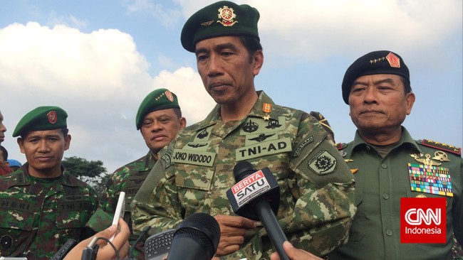 Pemilihan Panglima TNI adalah hak prerogatif Presiden, namun memerlukan persetujuan DPR. Jenderal Moeldoko akan pensiun pada 1 Agustus.