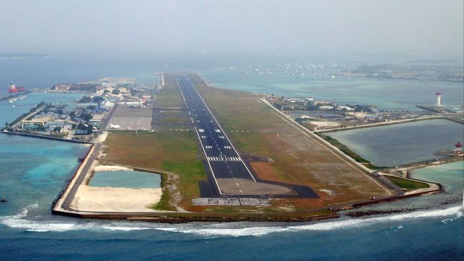 Dari yang terletak di atas tebing tinggi, sampai yang diapit gedung-gedung tinggi. Ini adalah bandara dengan landasan pacu paling bahaya di dunia.