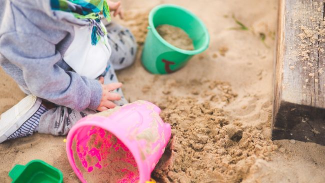 Tragedi itu menewaskan gadis 7 tahun tersebut, sedangkan kakak laki-lakinya yang ikut terjebak usai pasir runtuh di Pantai Florida itu tidak mengalami luka.