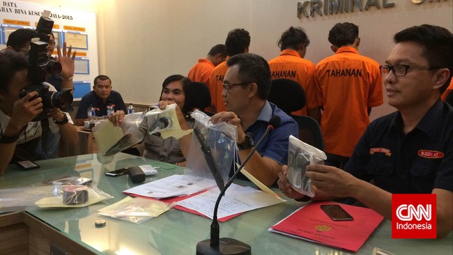 Polisi menyita 1 pucuk senjata api revolver kaliber 22, 5 butir peluru, 3 unit sepeda motor, 3 unit ponsel, dan satu bilah pisau.