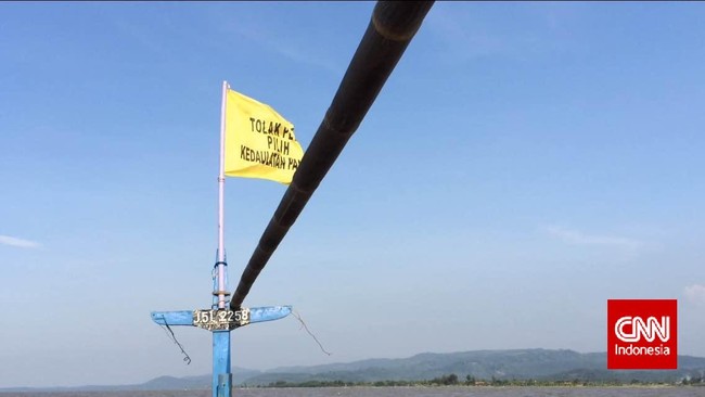 Ketika para preman tak berhasil membujuk warga Karanggeneng, Batang, Jawa Tengah, untuk menjual lahan mereka, polisi dan tentara datang ke desa itu.