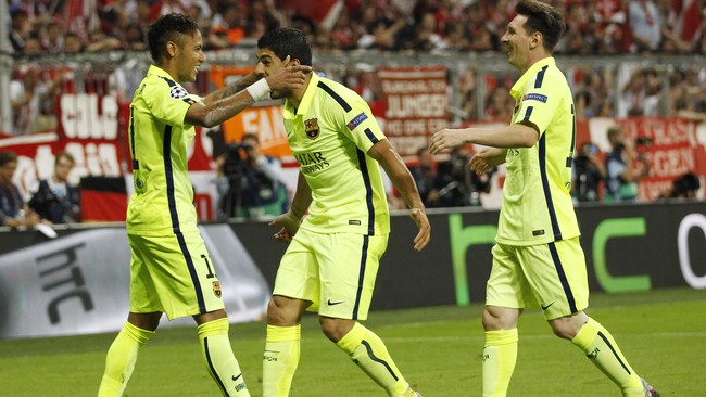 Luis Suarez terpaksa menepi di babak kedua laga penentuan Liga Champions antara Barcelona melawan Bayern Munich, lantaran cedera ringan di bagian lutut.