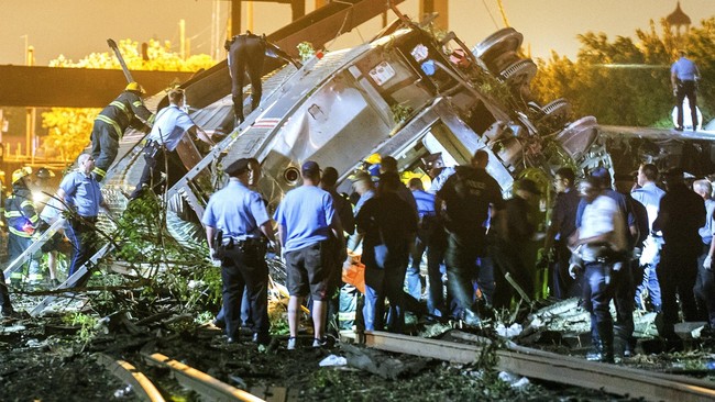 Lima dari tujuh gerbong kereta Amtrak keluar jalur di Philadelphia, membuat penumpang terlempar. Lebih dari 60 penumpang terluka, enam dalam kondisi kritis.