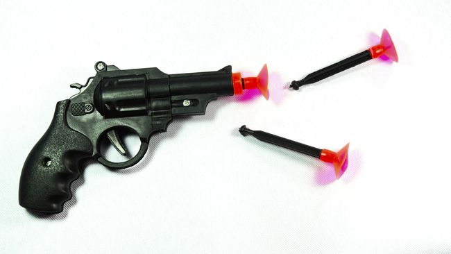 Ia terkejut, sebuah ujung pengisap seukuran koin sen yang berasal dari anak panah pistol mainan menjadi biang keladinya.