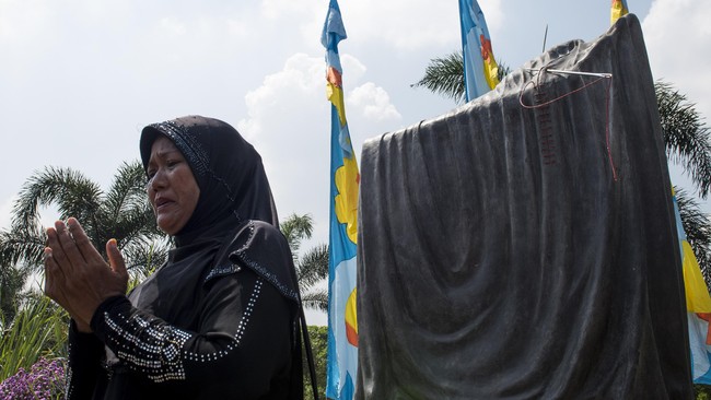 Yogya Plaza Klender jadi salah satu sasaran amuk massa, Mei 98. Mal itu dijarah, terbakar. Saat kebakaran melanda, orang-orang terpanggang di dalamnya.