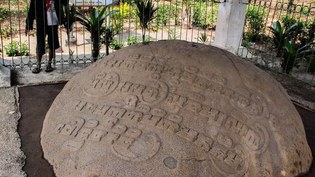 Peninggalan Kerajaan Kediri bercorak Hindu ini tak hanya berupa candi dan prasasti, tapi juga beberapa kitab yang jadi bukti peradaban masyarakat di masa lalu.