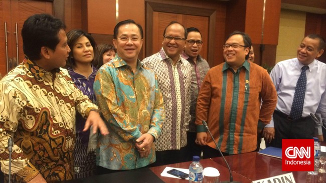 Menkeu meminta lembaga keuangan tidak hanya menyelesaikan masalah kredit dengan merestrukturisasi pinjaman, tetapi juga mendorong nasabah beralih bisnis.
