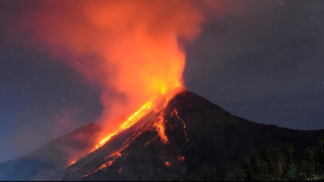 Gunung api Karangetang mengeluarkan lava pijar di Ulu Siau, kepulauan Sitaro, Sulawesi Utara, Selasa (12/5). Gunung mengelurkan lava lebih banyak dari sebelumnya semenjak letusan besar yang terjadi pada  7 Mei 2015 lalu.   ANTARA FOTO/Fiqman Sunandar