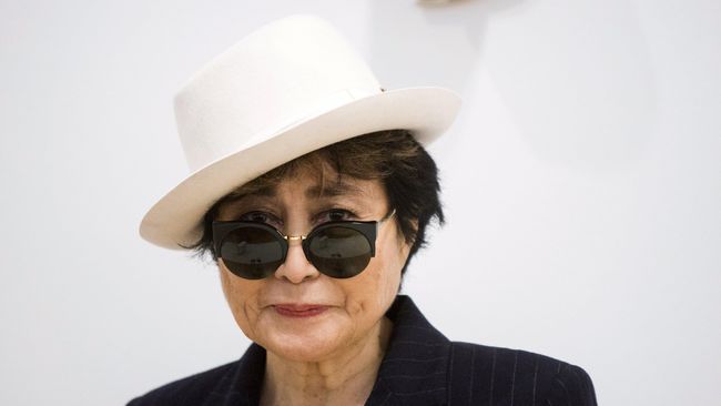 Tidak hanya menjadi sosok musisi terkemuka papan atas, namun David Bowie juga dianggap sebagai sosok ayah bagi Sean Lennon, anak John Lennon.