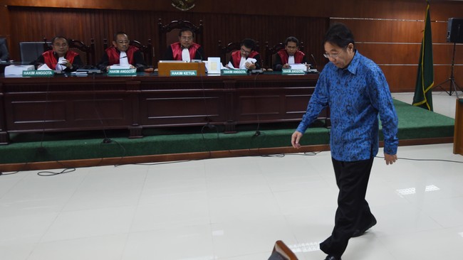 Terdakwa korupsi tukar-menukar kawasan hutan Bogor Kwee Cahyadi Kumala alias Swie Teng membantah upaya pemberian ponsel untuk hindari sadapan KPK. 
