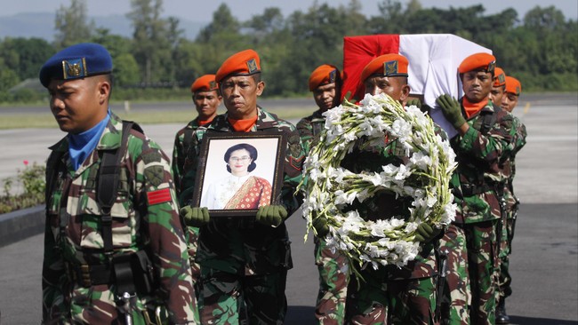 Hari ini jenazah Hery Listyawati tiba di Yogyakarta dan akan segera dimakamkan. Hery adalah korban insiden helikopter jatuh di Pakistan.