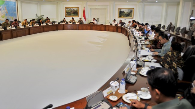 Kepala Staf Kepresidenan Luhut Binsar Pandjaitan menyatakan Jokowi menerima masukan dari banyak pihak soal perombakan kabinet. "Jadi biar Presiden putuskan."