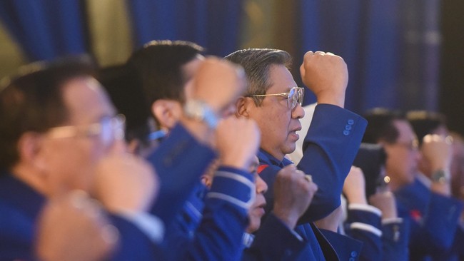 SBY, antara Dinasti dan Eksistensi Melawan Ahok Agus Harimurti masih harus membuktikan segala kemampuannya karena tak cukup hanya faktor keturunan tokoh nasional dan juga prestasi di bidang militer.