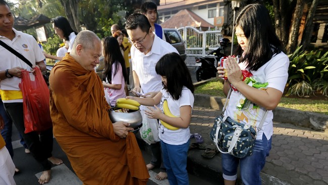 Setidaknya 8 ribu umat Buddha dari DKI Jakarta dan luar Jakarta merayakan Waisak di Wihara Ekayana Arana, Jakarta Barat dengan tema 'Dharma Pelindung Dunia'.