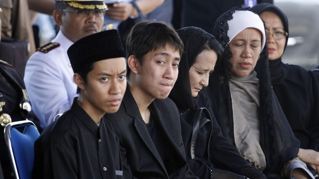 Sebelum meninggal, dubes RI untuk Pakistan, Burhan Muhammad, sempat menyatakan bahwa dia harus bertahan hidup demi kedua anaknya.