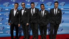 Rekor Selfie Terbanyak Diraih Donnie Wahlberg