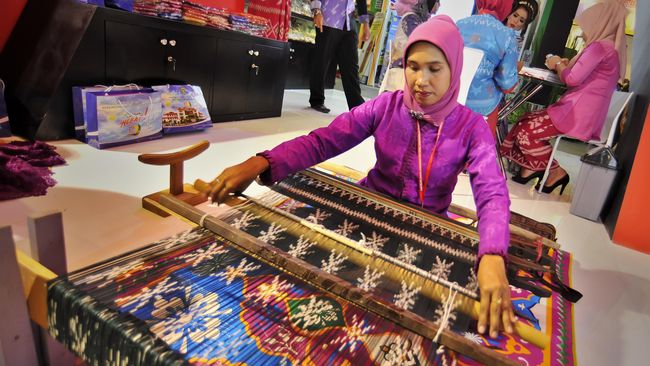 Memasuki Juni, yang merupakan bulan ulang tahun Jakarta, selayaknya arena PRJ meramai. Namun pesta rakyat ini justru sepi.