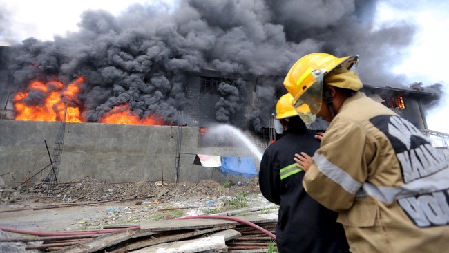 Insiden ini terjadi saat percikan api mengenai bahan kimia mudah terbakar. Ledakan keras lalu terjadi, disusul oleh kobaran api dan kepulan asap tebal.