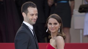 Natalie Portman Pamer Kehamilan di Festival Film Venice