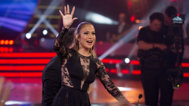 Penampilan Lopez dalam konser disiarkan secara langsung oleh sebuah stasiun televisi Maroko. Lopez tampak melakukan gerakan tari yang menonjolkan bagian bokong.