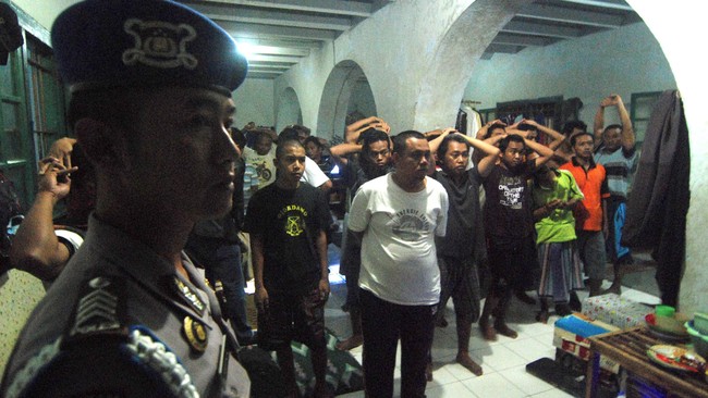 Kepolisian  Daerah Kalimantan Barat menyatakan seorang sipir Lembaga Pemasyarakatan Kelas IIB Singkawang terlibat peredaran narkoba di penjara. 