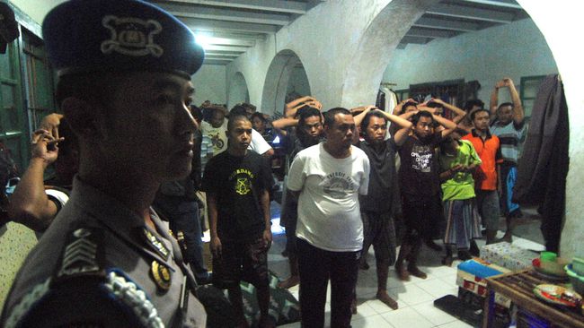 Polda Kalbar Ungkap Peran Sipir dalam Peredaran Narkoba Kepolisian Daerah Kalimantan Barat menyatakan seorang sipir Lembaga Pemasyarakatan Kelas IIB Singkawang terlibat peredaran narkoba di penjara.