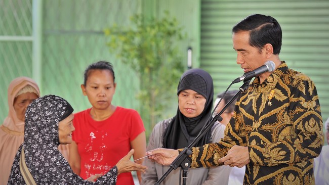 Sejumlah Warga Kecamatan Borobudur, Kabupaten Magelang, Jawa Tengah, menerima Kartu Sakti yang diserahkan langsung oleh Presiden Joko Widodo.