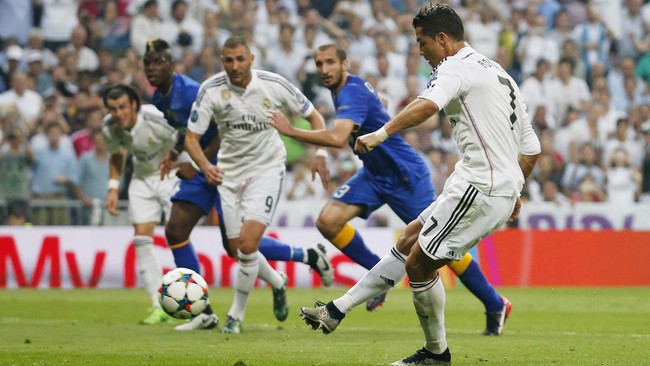Satu-satunya gol yang terjadi di paruh pertama dicetak Ronaldo lewat titik putih, setelah James Rodriguez dijatuhkan Giorgio Chiellini di kotak terlarang.