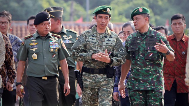 Meski memiliki hak prerogatif, Presiden diharapkan menggunakan Undang-Undang No. 34 Tahun 2004 tentang TNI sebagai acuan saat menunjuk pengganti Moeldoko.