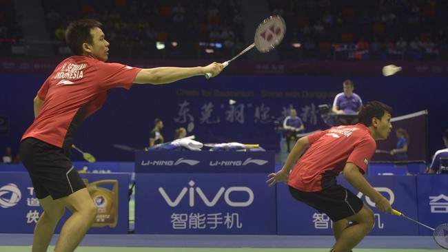 Pasangan ganda putra Indonesia M.Ahsan/Hendra Setiawan bermain agresif dan merebut poin pertama dari Tiongkok di semifinal Piala Sudirman.