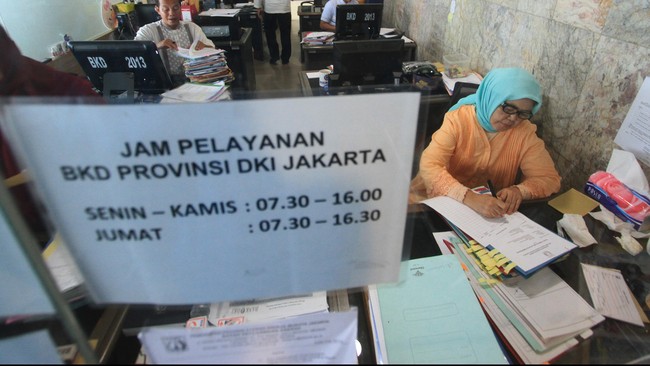 Pelaksana tugas (Plt) BKD DKI Jakarta Budihastuti mengatakan 21 PNS yang terlibat korupsi masih menerima gaji 50 persen karena kasusnya belum inkrah.