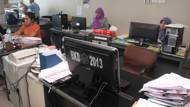 Lantaran membolos pada hari 'terjepit', Jumat (15/5), sejumlah PNS di Pemprov DKI Jakarta dihukum kerja bakti di kantornya.