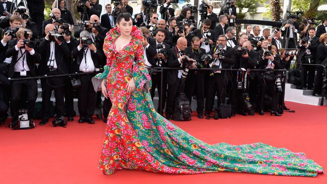 Festival Cannes 2015 adalah salah satu tempat favorit selebriti bergaya. Semuanya dilakukan untuk membuat lensa kamera mengarah kepadanya di karpet merah.