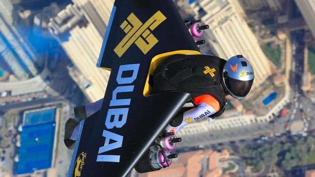 Sebelum melakukan aksi menakjubkan di langit Dubai, nama Yves Rossy dan Vince Reffet belum banyak dikenal. Padahal mereka punya segudang prestasi.